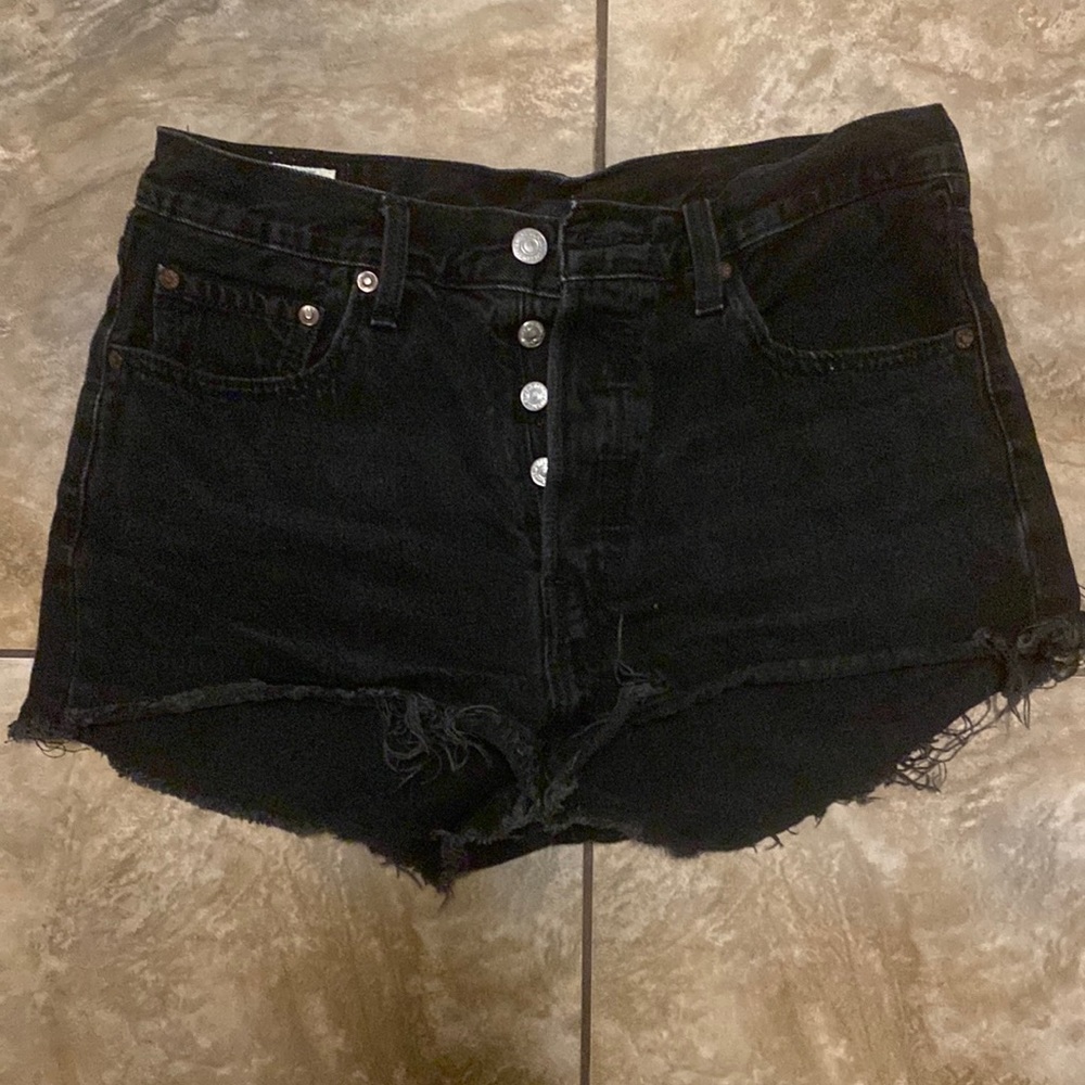 Size 28 black button up Levi’s jean shorts